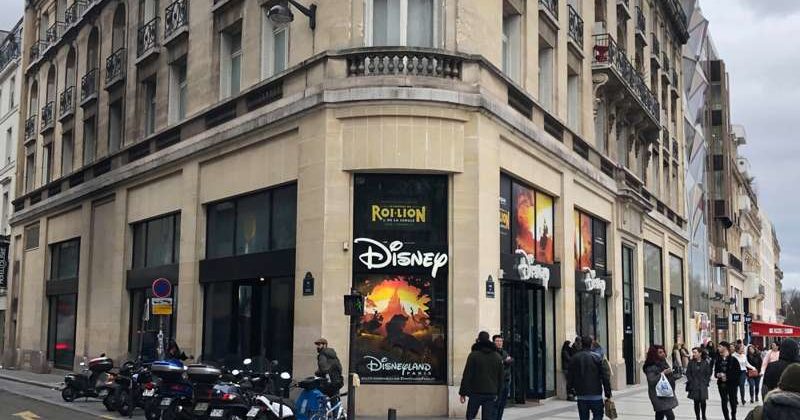 Магазин продукции Диснея на Елисейских полях