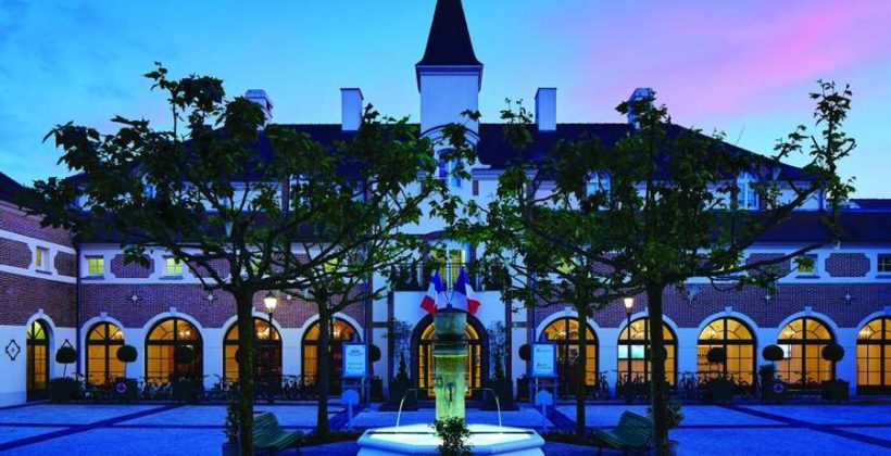 Отель Marriott's в Диснейленд Париж вечернее фото