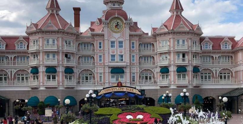 Главный отель Диснейленд в Париже внешний вид